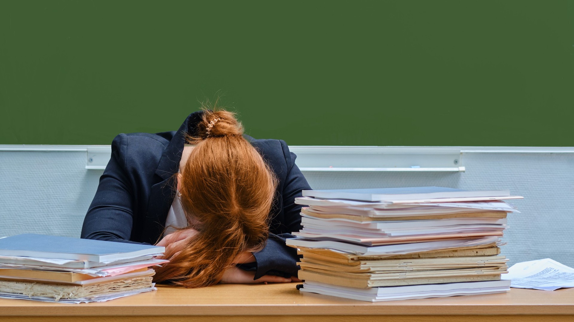 Lehrer Bildung Bürokratie iStock-1269418375-2121x1192