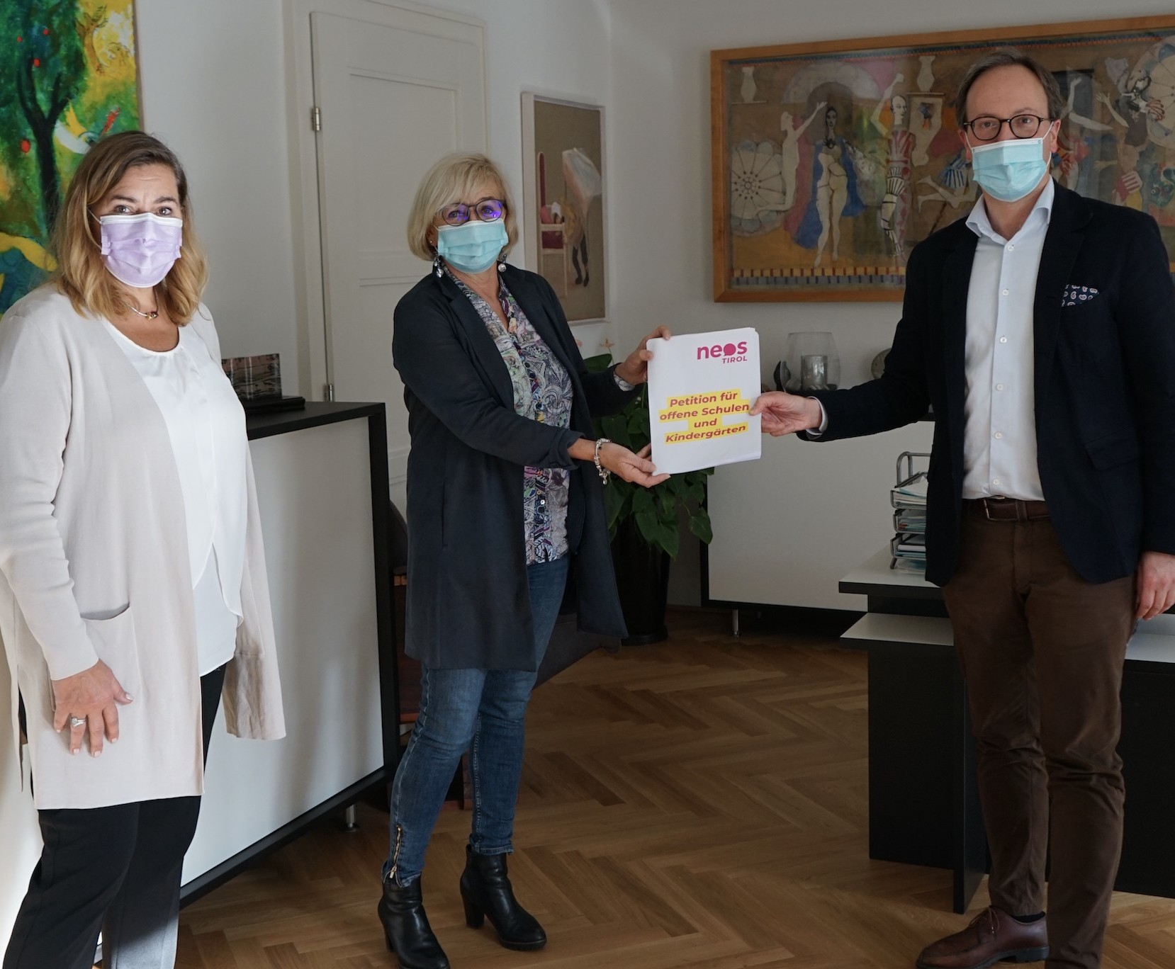 20201110 NEOS Petition Übergabe an LRin Palfrader (1)-1658x1368