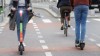 E-Scooter und Fahrrad auf Radweg in Stadt