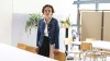 Martina von Künsberg Sarre in einem Klassenzimmer