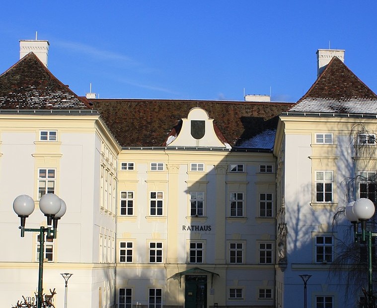 1620px-Schloss voeslau01-759x619