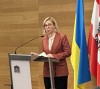 Inna Sovsun, ukrainische Parlamentsabgeordnete, am Rednerpult