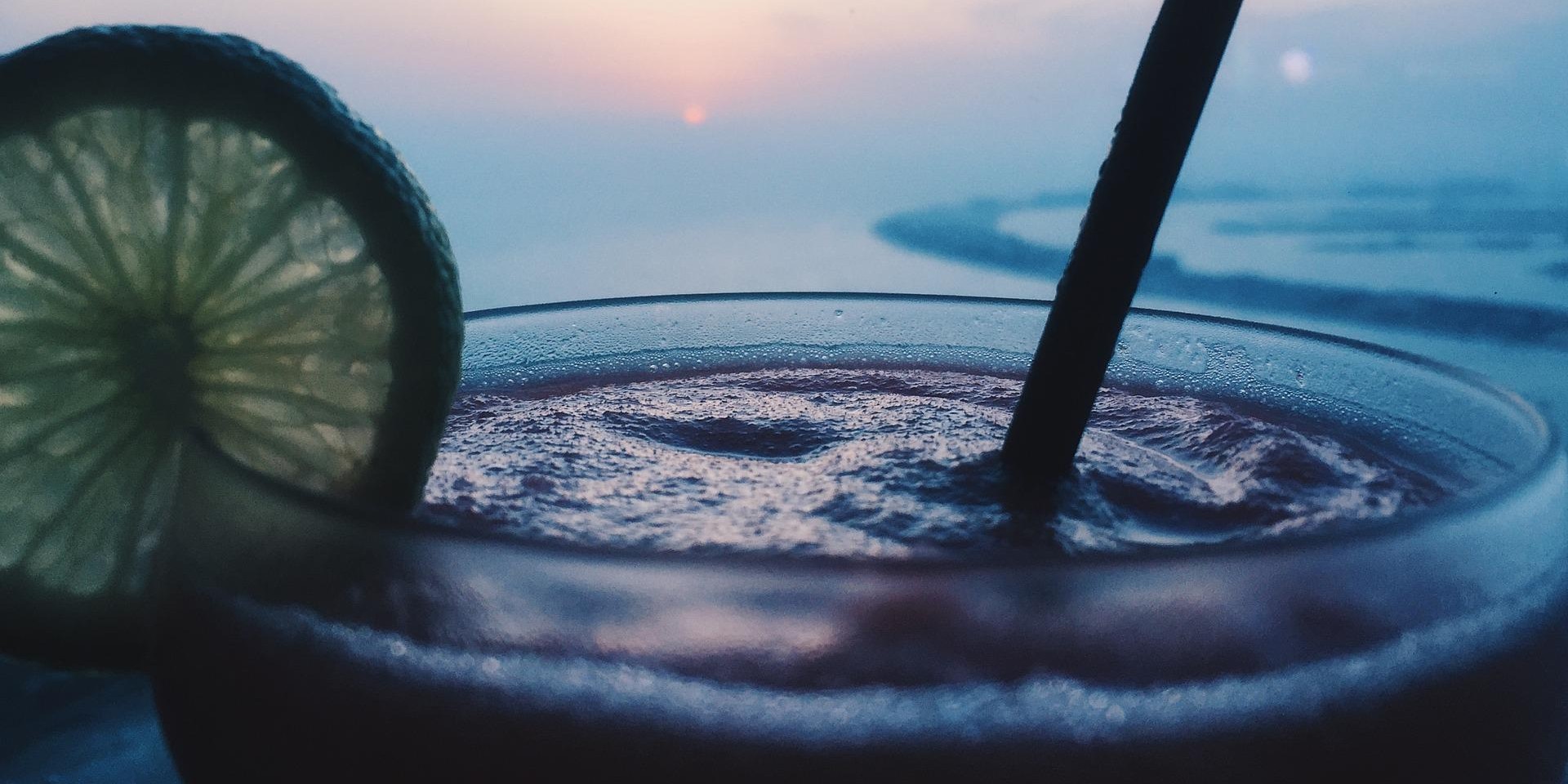 © Pixabay/igorovsyannykov
https://pixabay.com/de/photos/alkohol-bar-strand-strandparty-2700529/ alcohol-g9b4c0964b 1920-1920x960