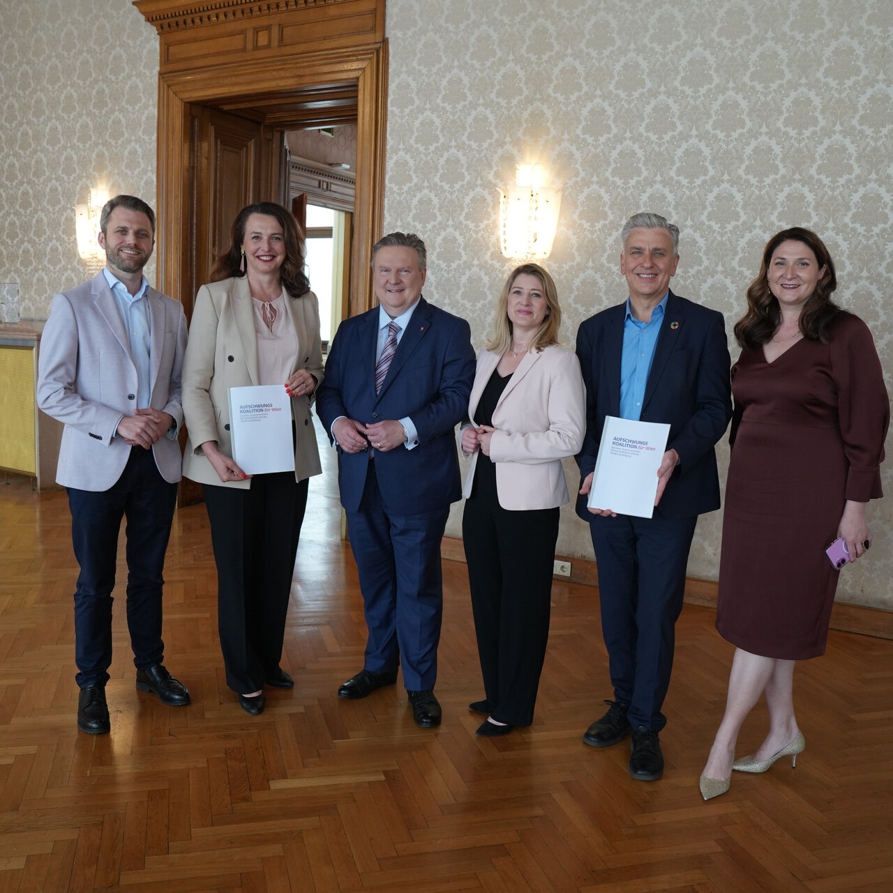 Philipp Kern, Selma Arapović, Michael Ludwig, Bettina Emmerling, Josef Taucher und Barbara Novak bei der Präsentation des Regierungsprogramms