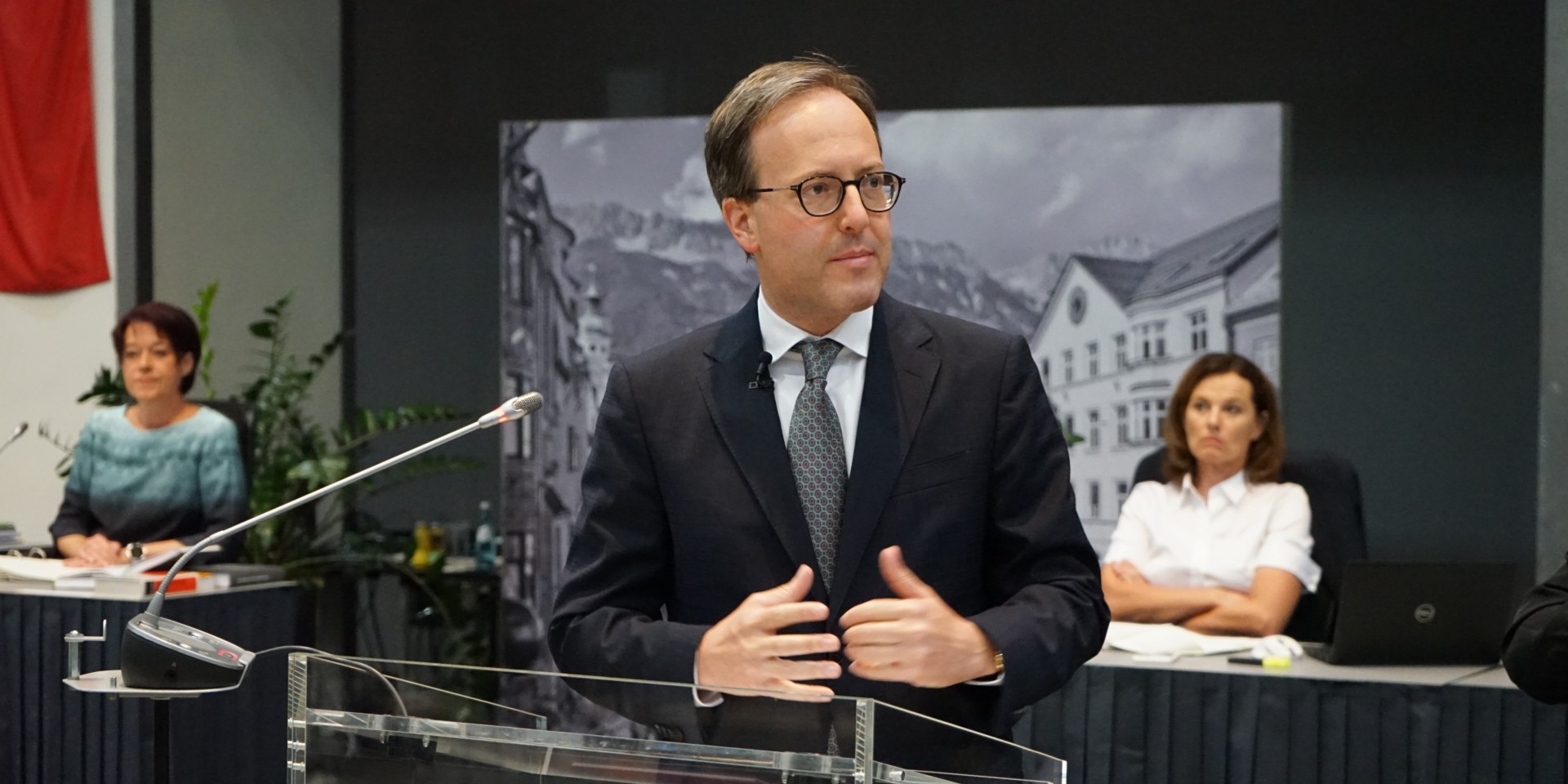 200702 Landtag Congress (3) Oberhofer am Pult klein-3840x1919