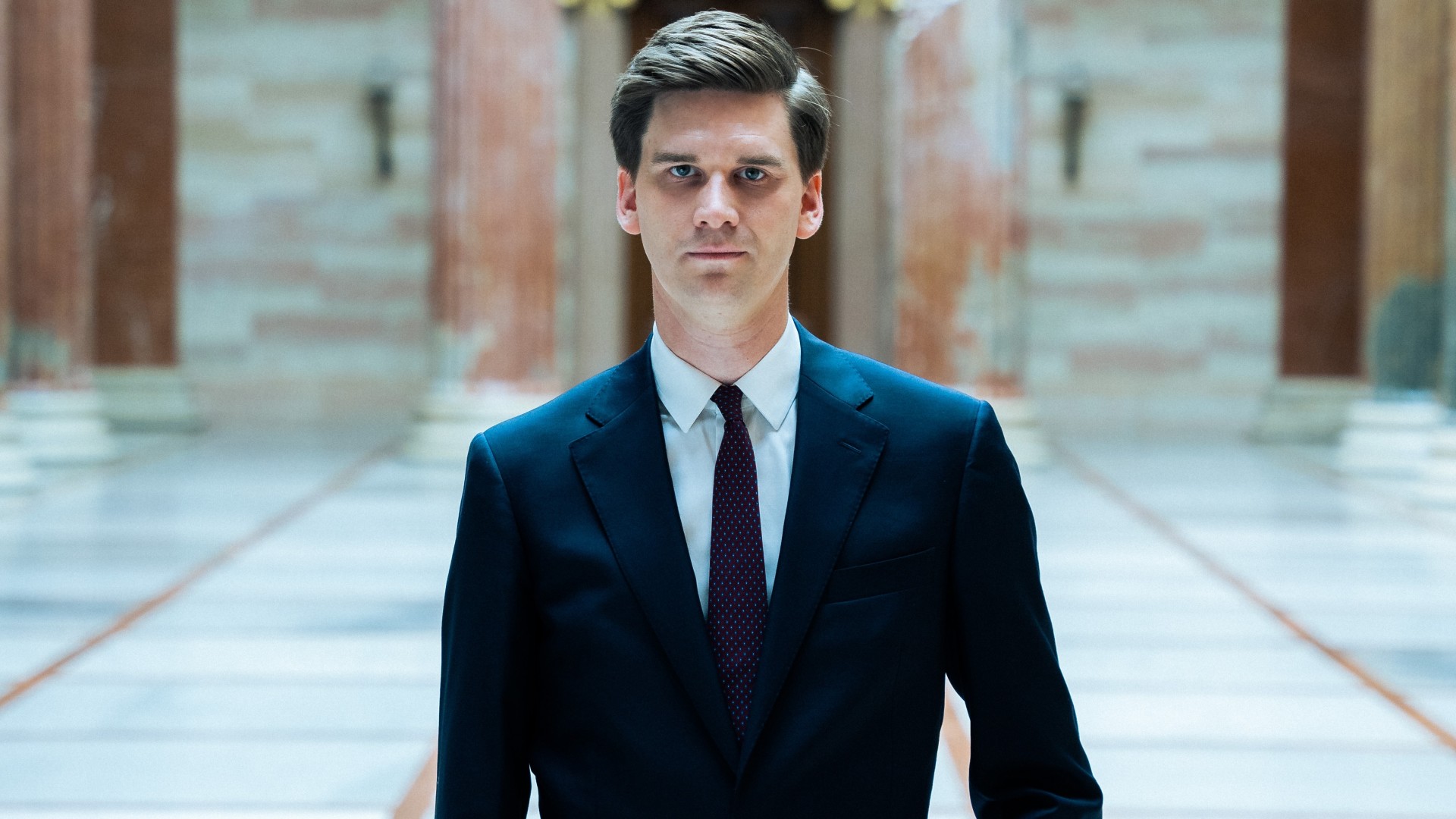 NEOS Generalsekretär Douglas Hoyos im Anzug im Parlament in der Säulenhalle