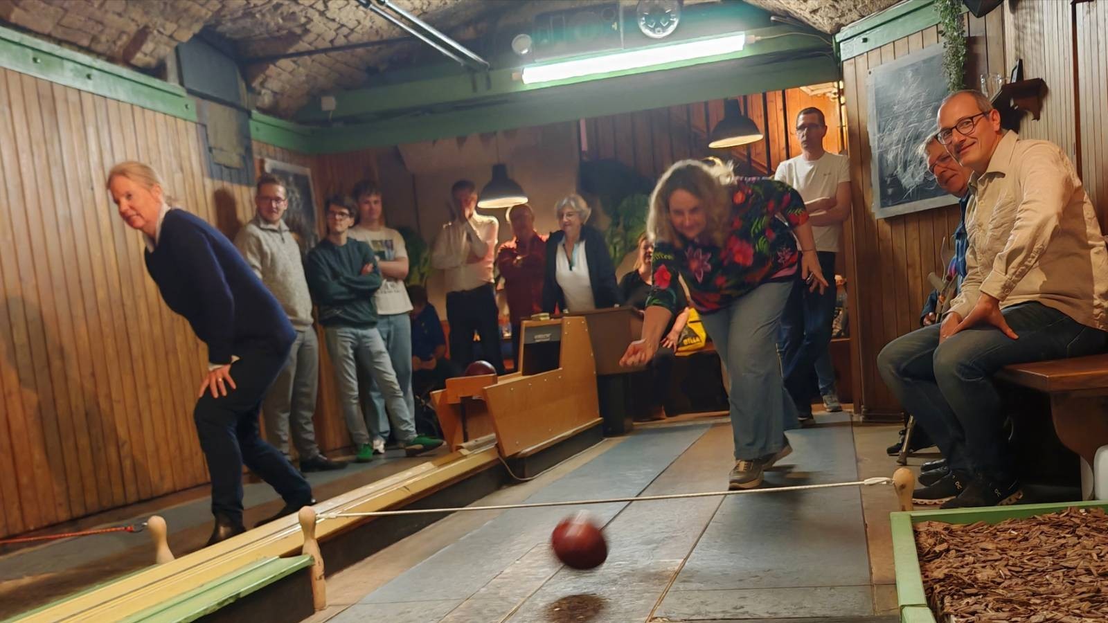 NEOS Kegeln Elke Maria-1600x900