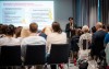 Karoline Mitterer spricht vor einer Gruppe von Menschen