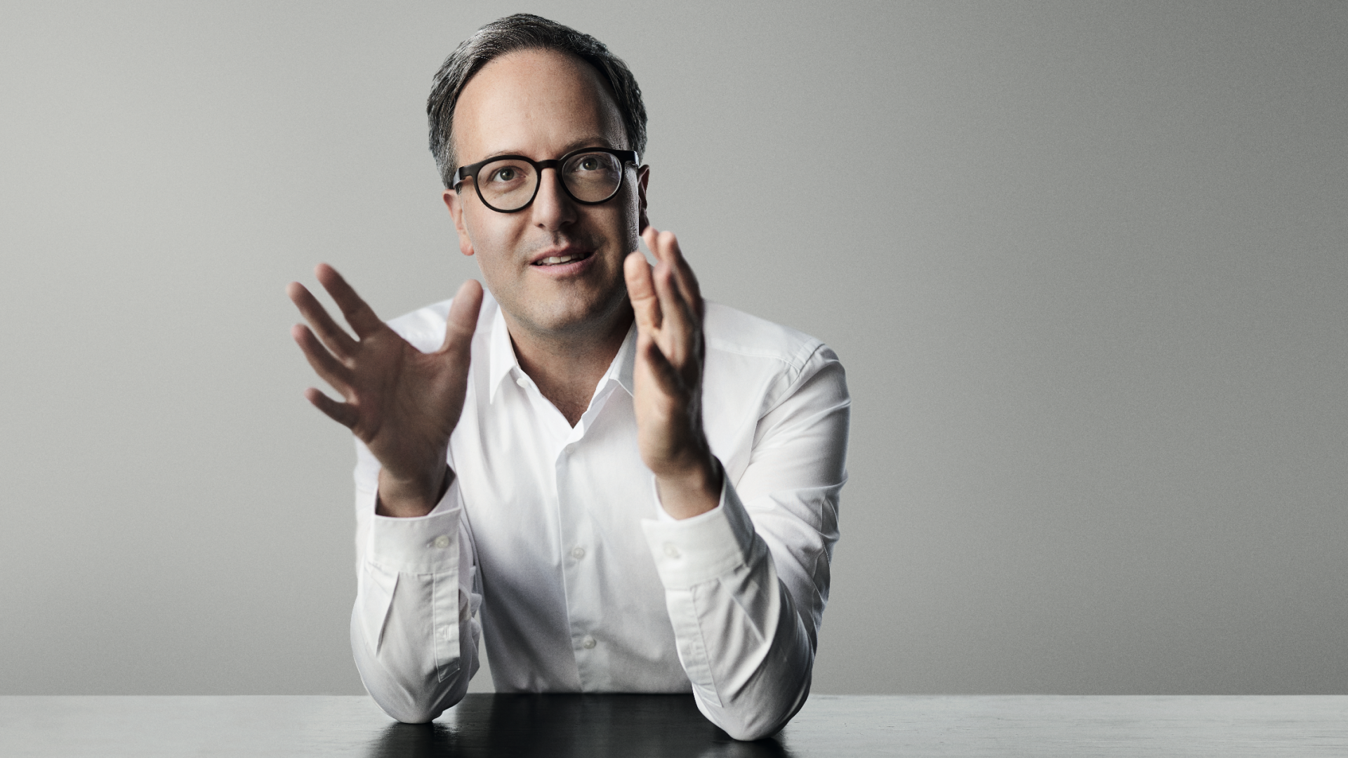 Dominik Oberhofer spricht vor der Kamera und sitz
