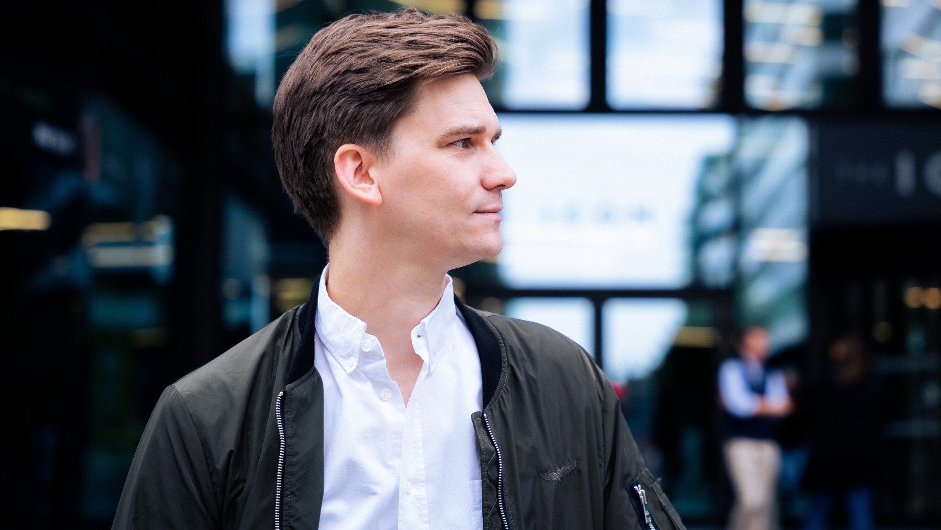 Douglas Hoyos wie er nach rechts nachdenklich schaut.