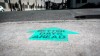 Asphalt, darauf ein türkiser Pfeil mit dem Text "Better days ahead"