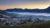 Ein Vorarlberger Dorf, über das sich Nebel senkt