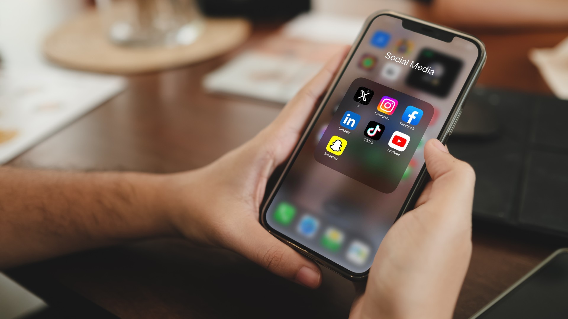 Eine Person hält ein Mobiltelefon.