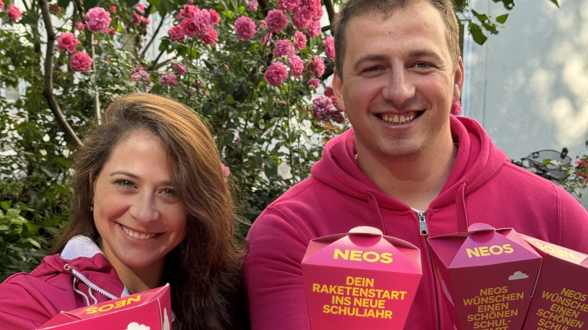 NEOS-Schultüten werden verteilt