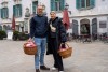 20260402 Osterverteilaktion Innenstadt Johannes Bertuch Tina Hintringer KandidatIn Graz Wahl 01