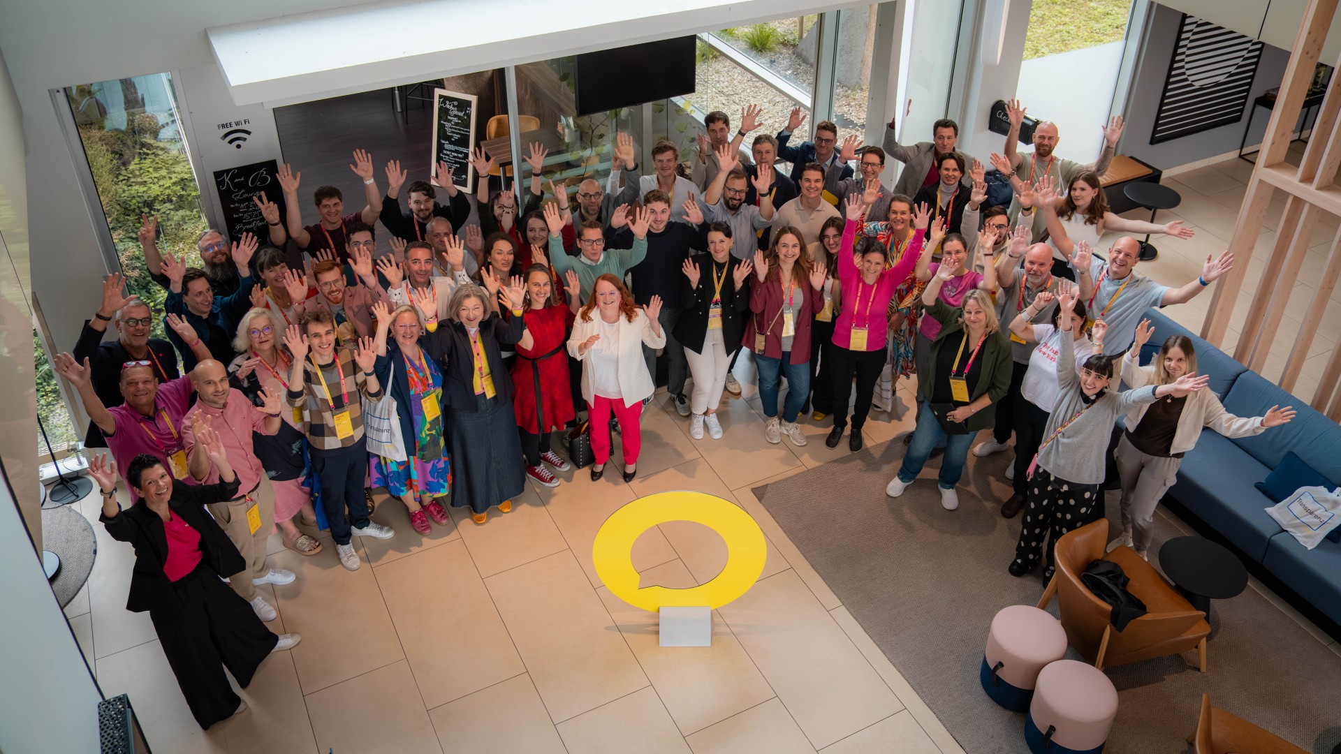 Gruppenfoto der Teilnehmer:innen der NEOS Lab Gemeindetage in einer Halle