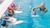 Kinder während Schwimmkurs