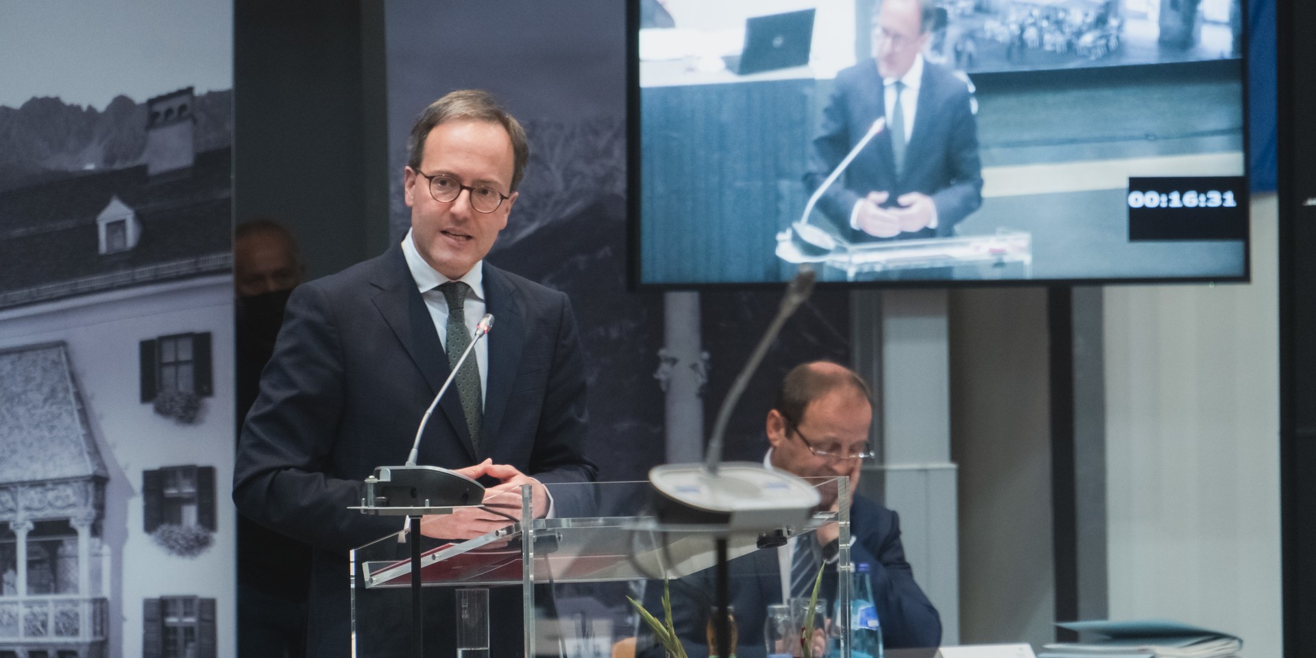 200513 Corona Landtag Congress Oberhofer am Pult(127)-3936x1967