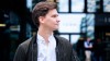 Douglas Hoyos wie er nach rechts nachdenklich schaut. 