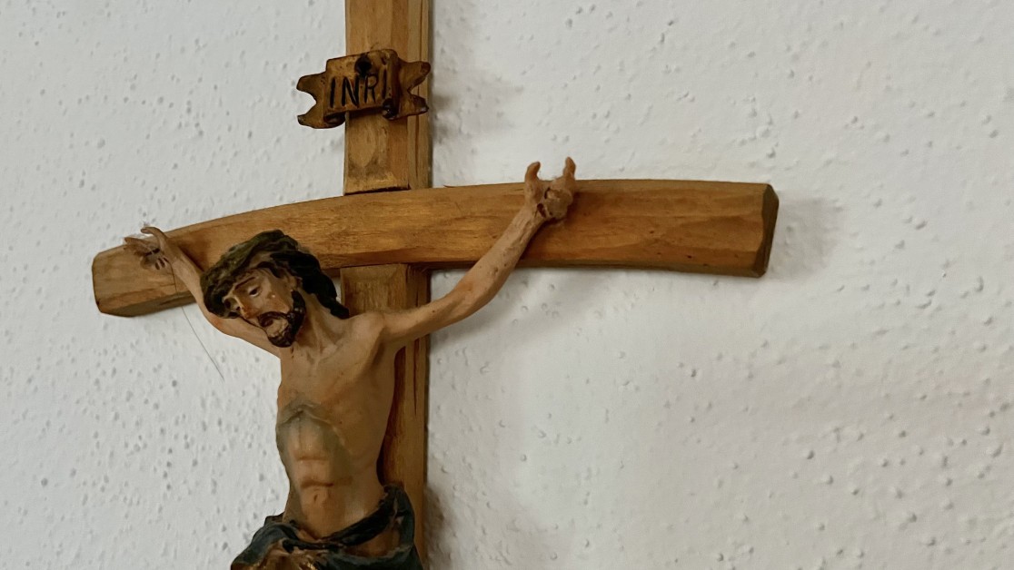 NEOS zur Debatte um Kreuze an Schulen Schülerinnen sollen selbst