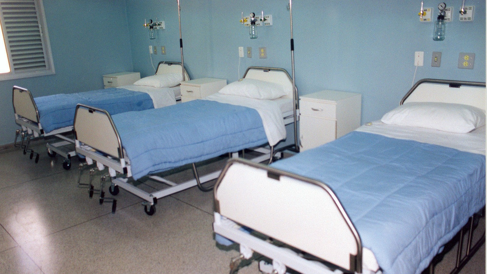 © Photo by <a href="https://freeimages.com/photographer/zeafonso-51309">Afonso Lima</a> from <a href="https://freeimages.com">FreeImages</a>
 hospital-bed-1229668-1599x1028-1599x899