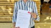 NEOS Vorarlberg Spitzenkandidat Johannes Gasser mit der unterschriebenen Erklärung  Ein Versprechen für die Republik -3840x2162