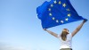 © istock rueckansicht-der-jungen-frau-die-die-flagge-der-europaeischen-union-schwenkt.jpg