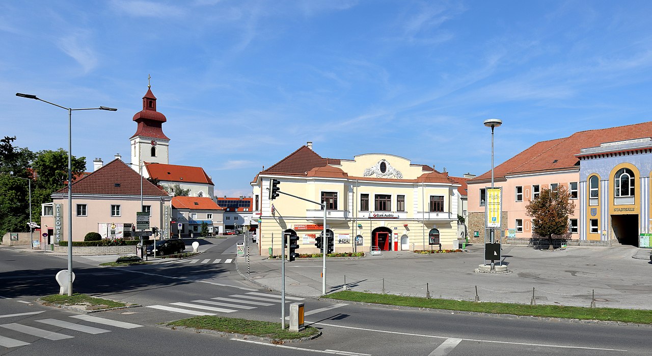 1280px-Groß-Enzersdorf - Hauptplatz
