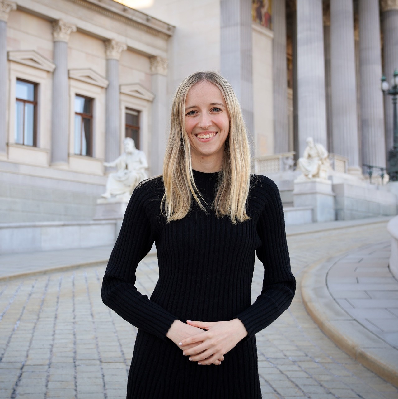 INES HOLZEGGER NEOS 2-1279x1280