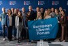 Gruppenfoto vor einem Banner mit der Aufschrift „European Liberal Forum“