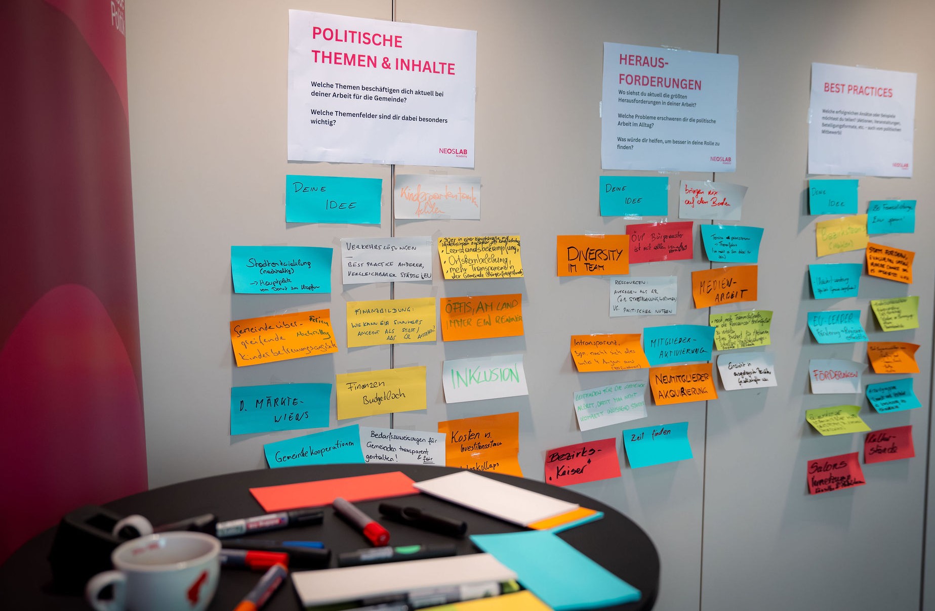 Eine Pinnwand mit Post-its