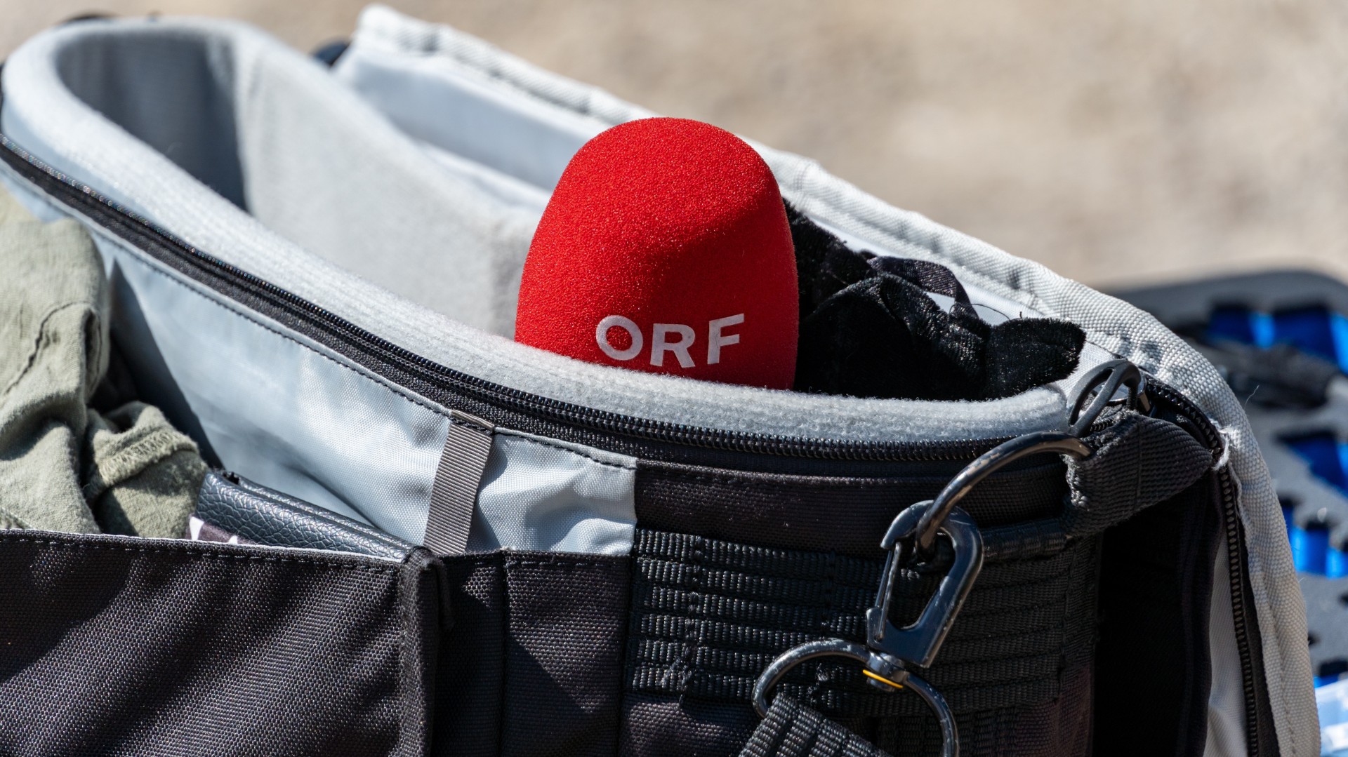 Rotes Mikrofon in einer Tasche