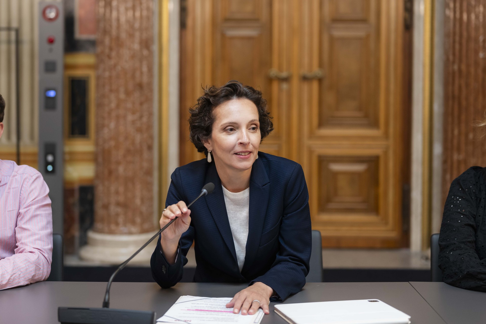 Martina Kuensberg Sarre 24-128