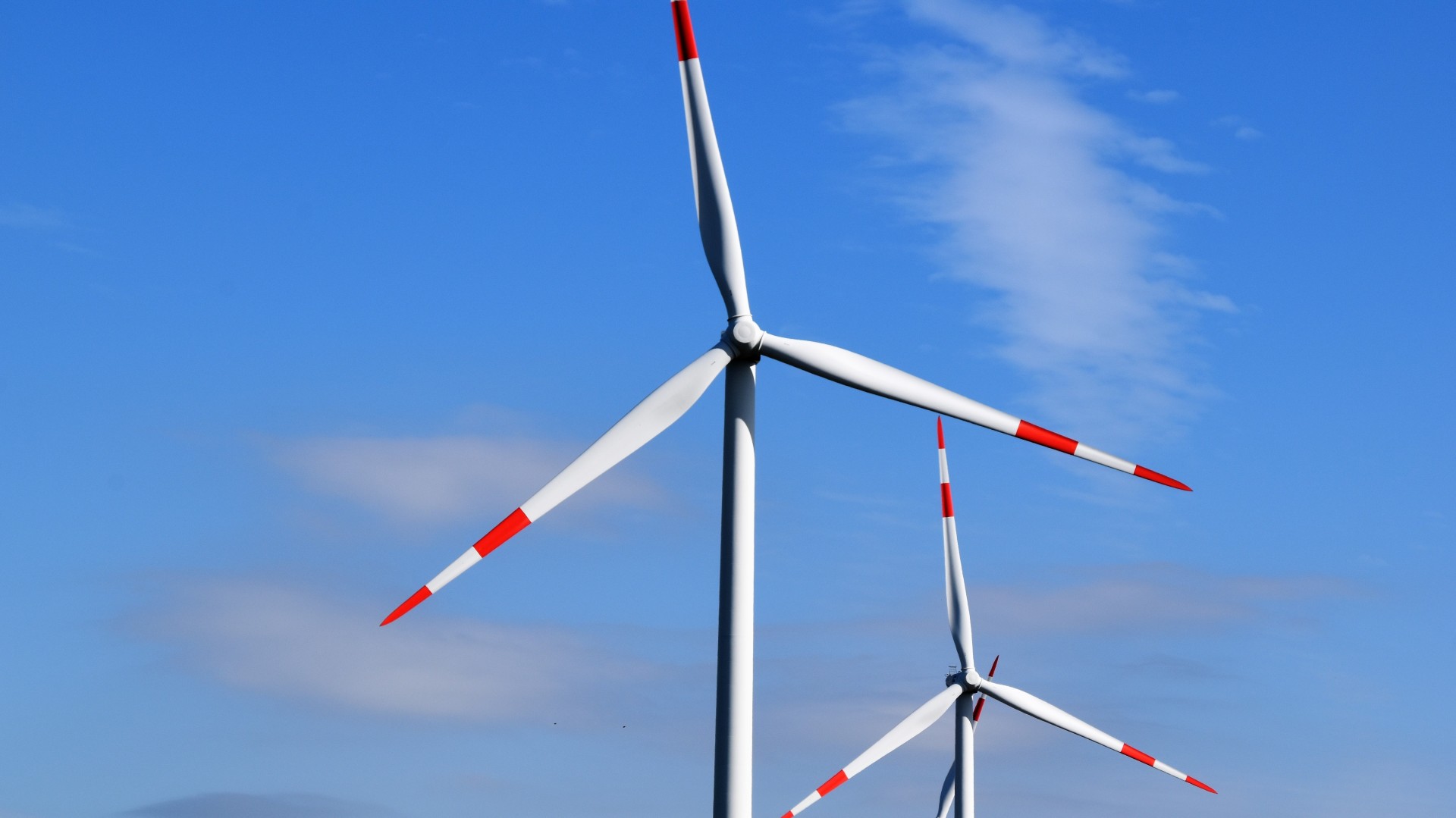 Windräder vor blauem Himmel