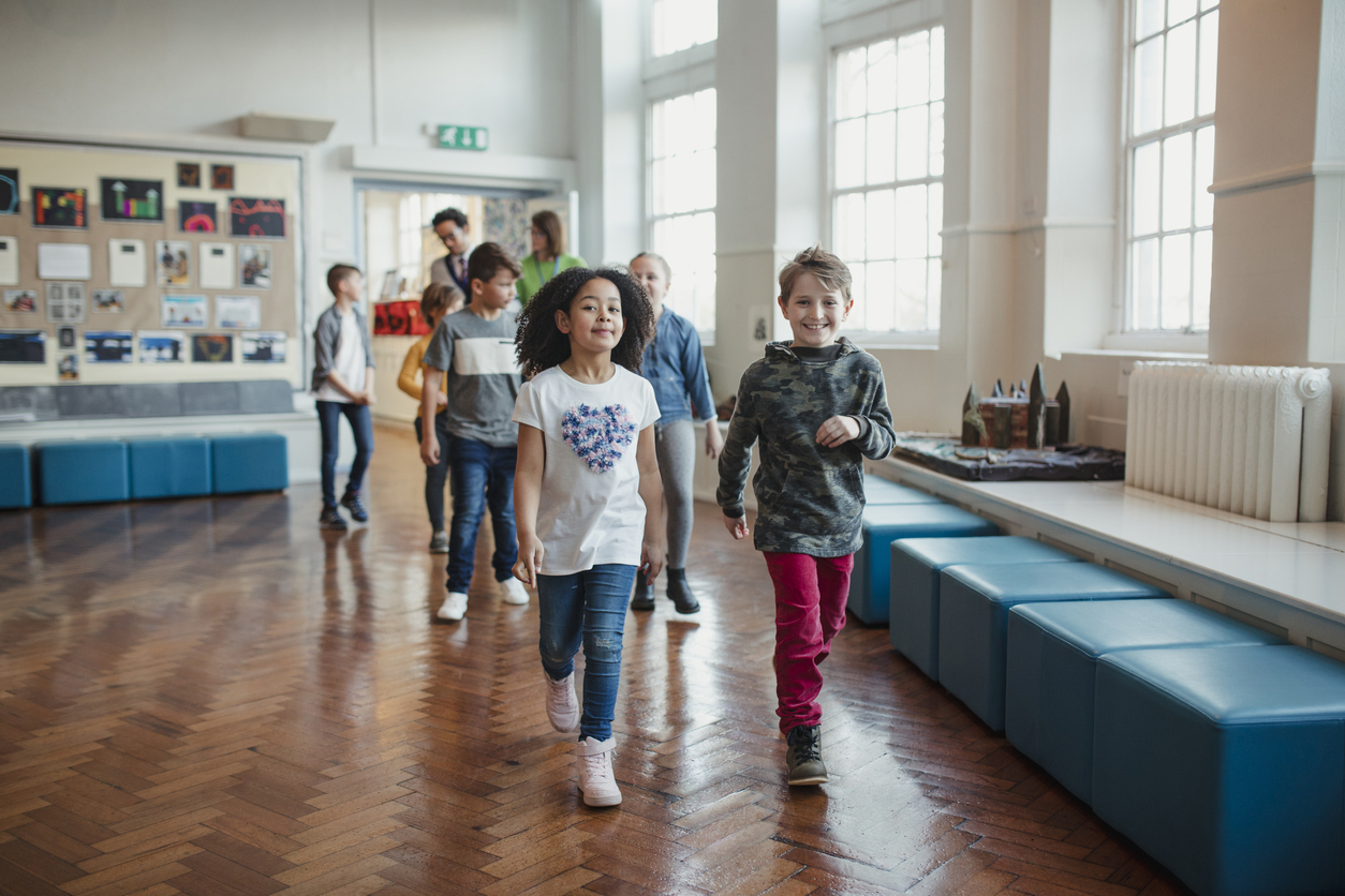 Kinder gehen durch eine Schule
