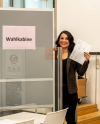 Dalila Windegger mit Stimmzettel Gemeinderatswahl Steiermark