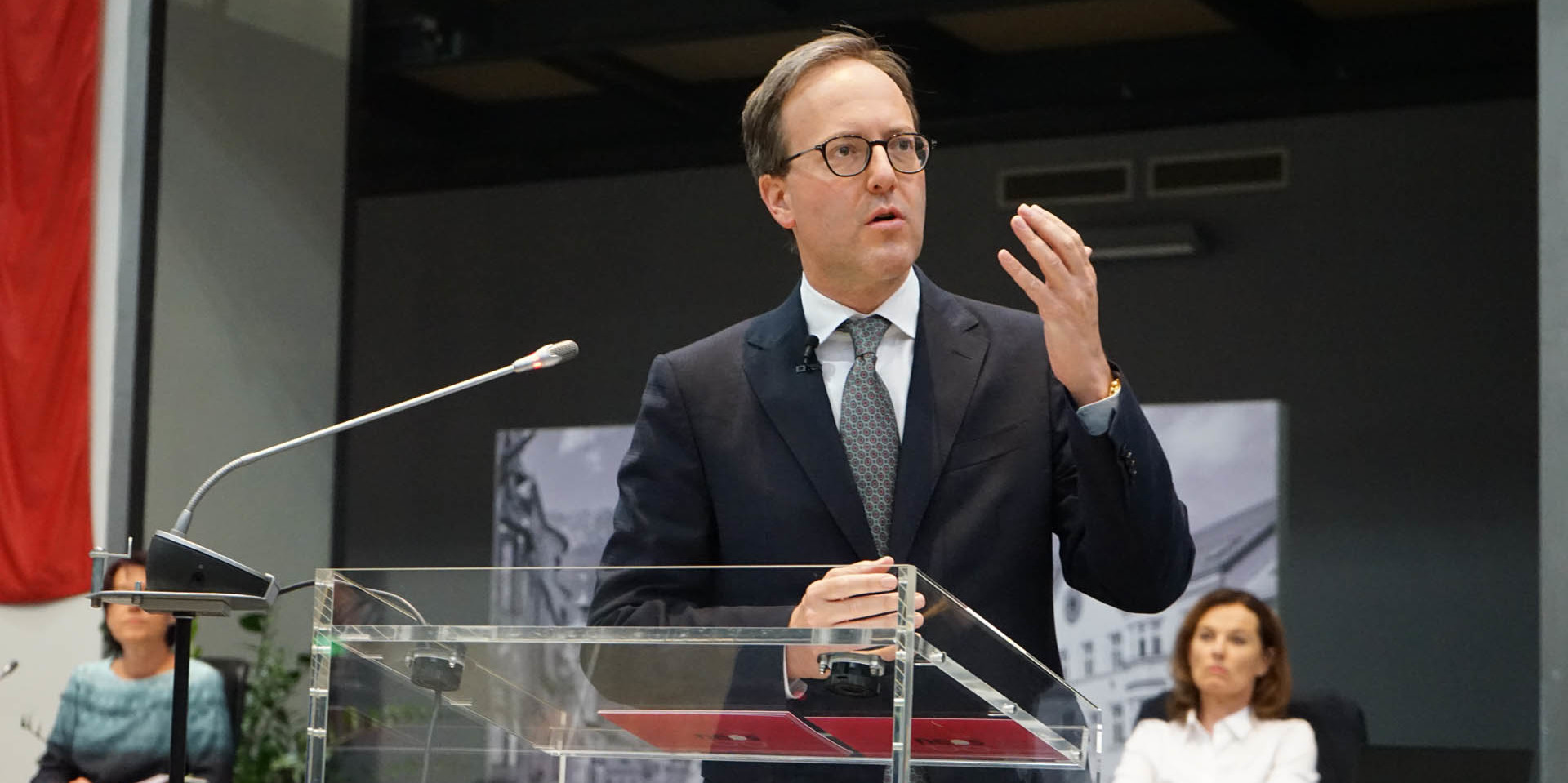 200702 Landtag Congress (8) Oberhofer am Pult-1920x959