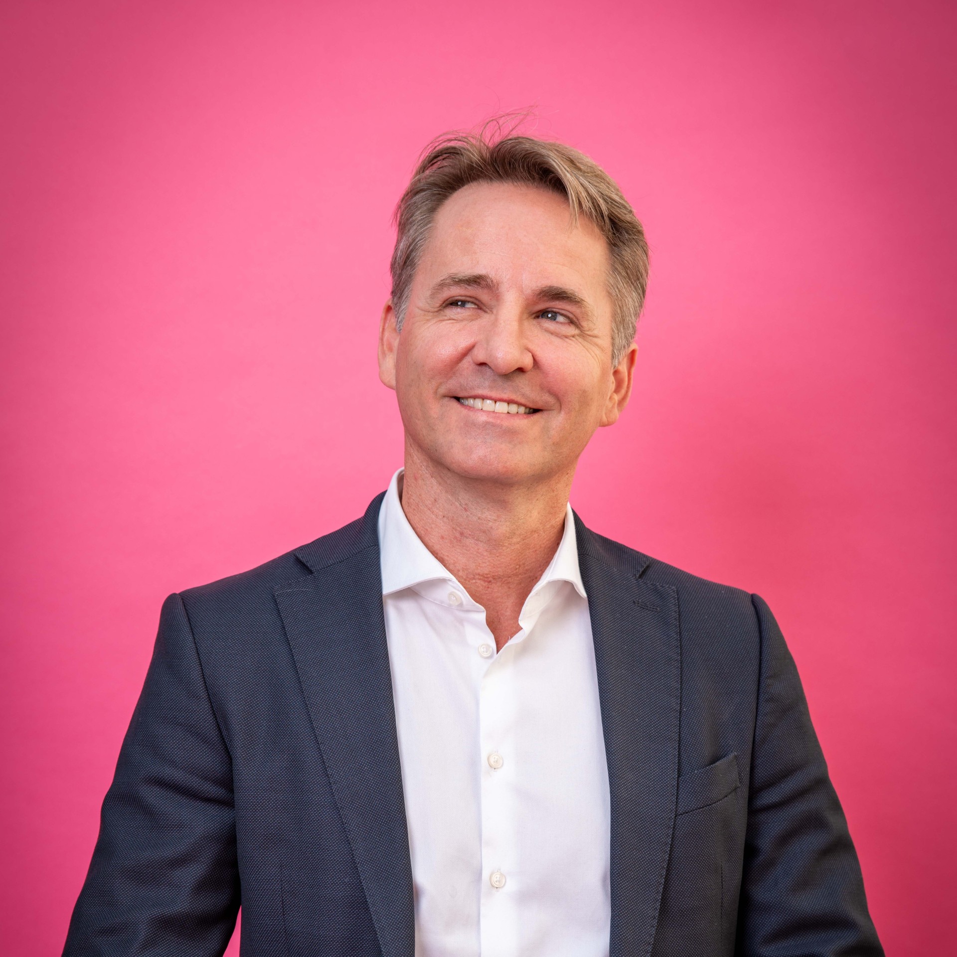 Bernhard Barta Website-5304x5304