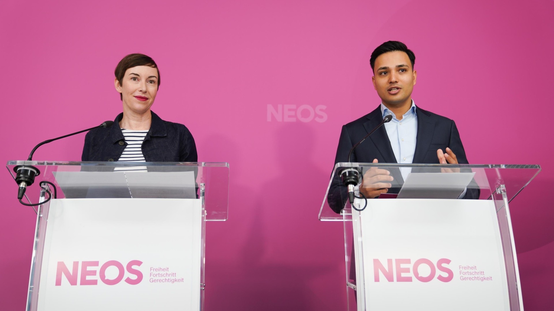 Henrike Brandstötter und Yannick Shetty bei der Pressekonferenz zum Thema "Pride-Verbot in Ungarn & Aktuelles"