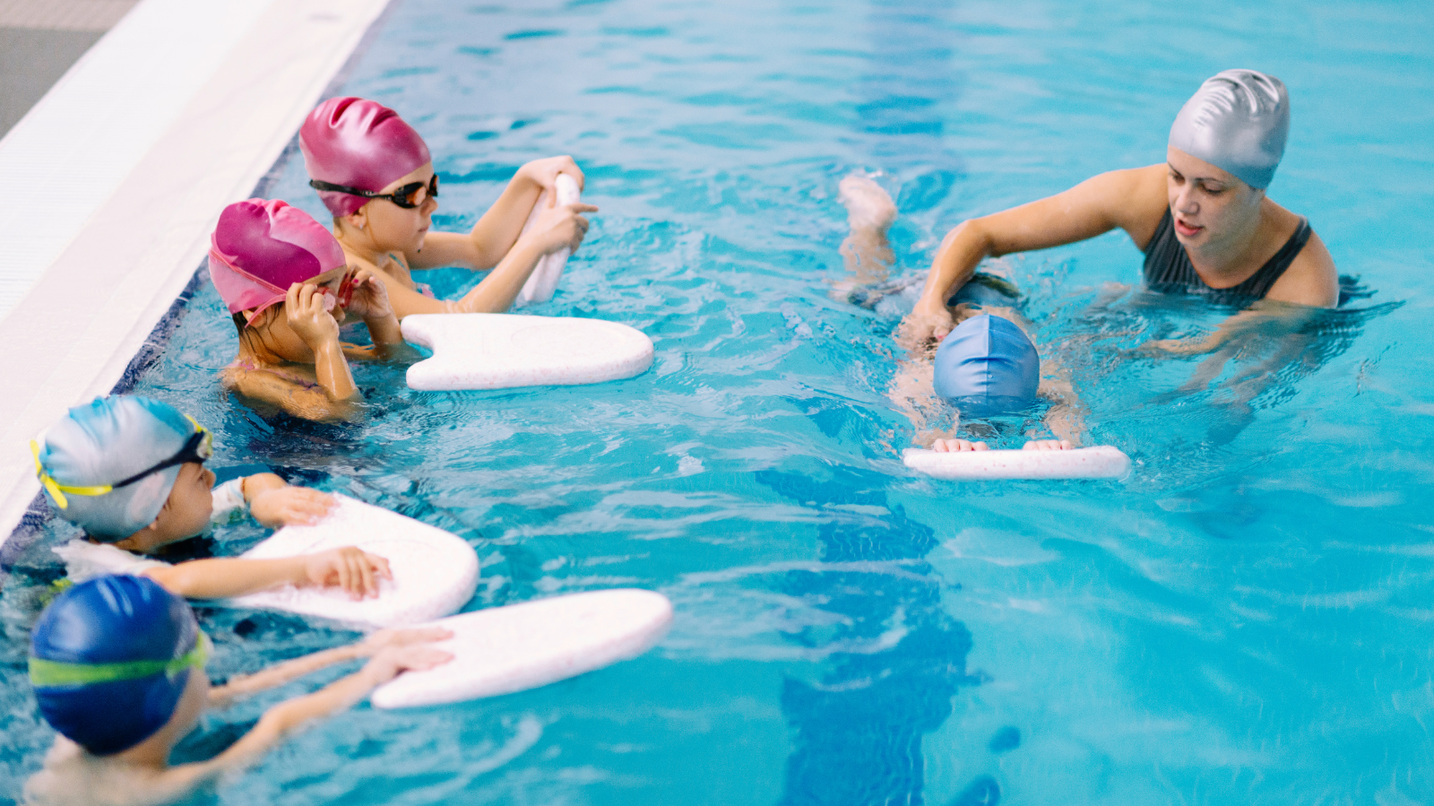 Kinder während Schwimmkurs