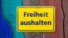 Ein Schild mit der Aufschrift „Freiheit aushalten“
