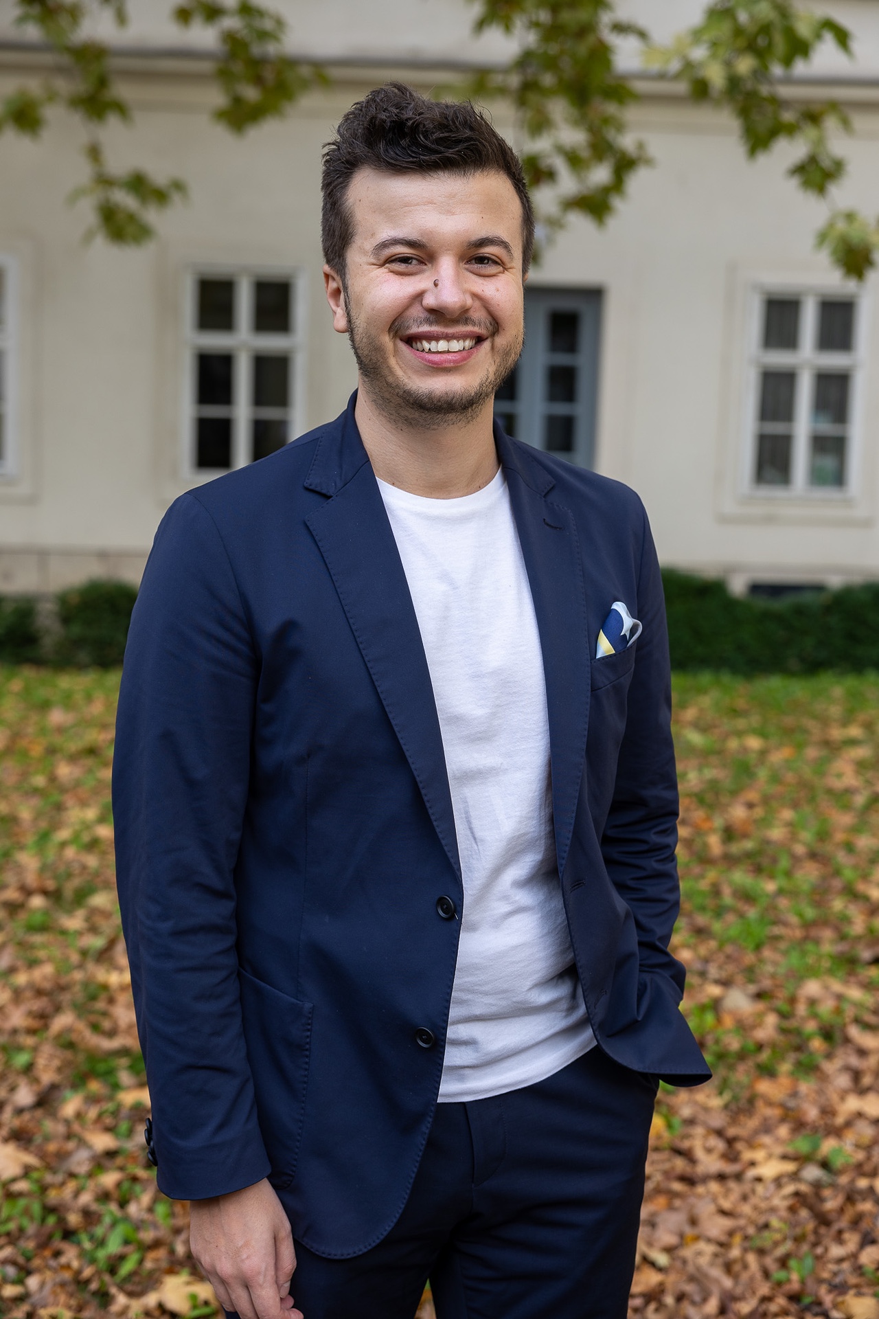 Mein Name ist Fari Ramic, ich bin 32 Jahre alt und habe Jus an der Universität Wien studiert, nachdem ich meine Matura am Gymnasium Zwettl abgeschlossen habe. Schon früh war ich jemand, der Gerechtigkeit über alles schätzte und sich von Obrigkeitshörigkeit fernhielt. Was mich besonders ärgerte, war das Prinzip der „Freunderlwirtschaft“ – wenn jemand etwas bekommt, weil er jemanden kennt, und nicht, weil er etwas kann.
Dieser Unmut hat mich direkt nach meinem Studium dazu bewogen, mich für den Eurofighter-Untersuchungsausschuss zu bewerben und mich politisch zu engagieren. Denn nur zu jammern, ohne etwas zu tun, ist für mich keine Option – es ist fast noch schlimmer als die Missstände selbst.
Heute bin ich im NEOS-Parlamentsklub für Transparenz, Rechtsstaatlichkeit, Verfassung und Untersuchungsausschüsse zuständig.
________________________________________
Meine wichtigsten Themen
• Chancengleichheit durch Bildung: Der soziale Aufstieg muss allen offenstehen. Bildung darf nicht länger vererbt werden, sondern muss jedem zugänglich sein.
• Transparenz als Grundlage der Demokratie: Demokratie braucht Offenheit – Transparenz ist ihr Sauerstoff.
• Leistung statt Beziehungen: Es sollte immer darum gehen, was du kannst, nicht, wen du kennst.
Kontakt:
+43 664 88782485
Fari.ramic@neos.eu