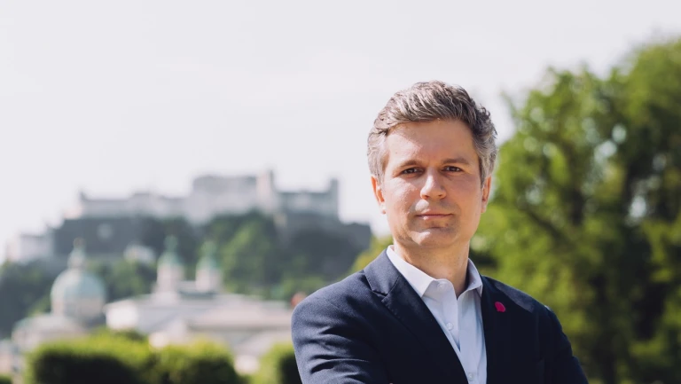 Michael Schickhofer vor der Festung Hohensalzburg in Salzburg