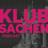 Rosa Text auf einer Statue die auf den NEOS Podcast verweisst 