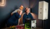 Drei Personen mit lustigen Hüten und Sonnenbrillen vor einer Fotobox