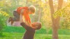 Ein Vater schwingt seinen Sohn in der Luft