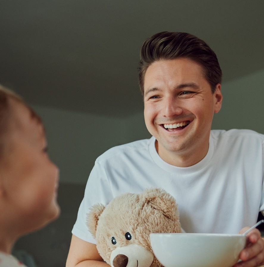 NIKO SWATEK, Landessprecher und Klubobmann NEOS Steiermark beim Frühstücken mit Sohn Emil.
