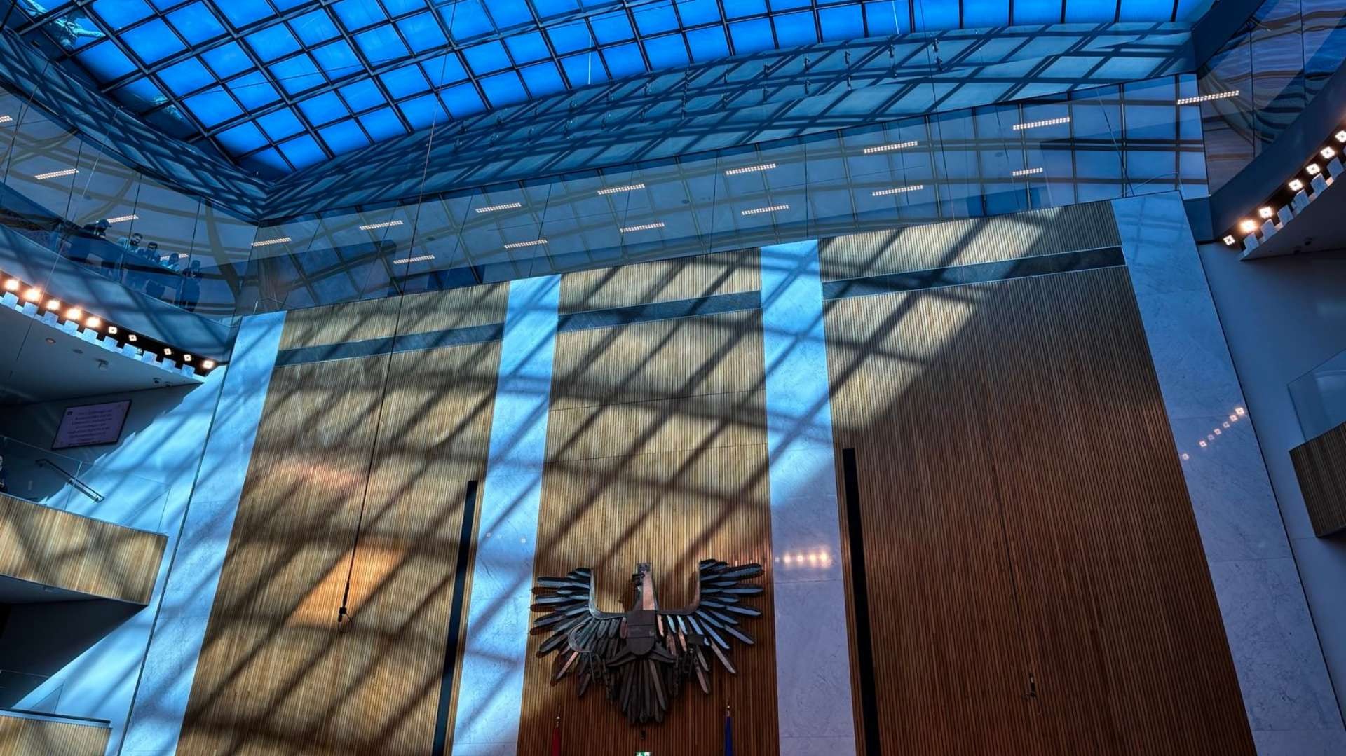 Glas-statt-Beton-Mehr-Transparenz-bei-Umsetzungsstaenden-der-Regierung.jpg
