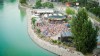 Strandbar Herrmann Nähe Wiener Schwedenplatz aus der Luft. Strand neben dem Donaukanal und eine große Menschenmasse ist zu sehen. 