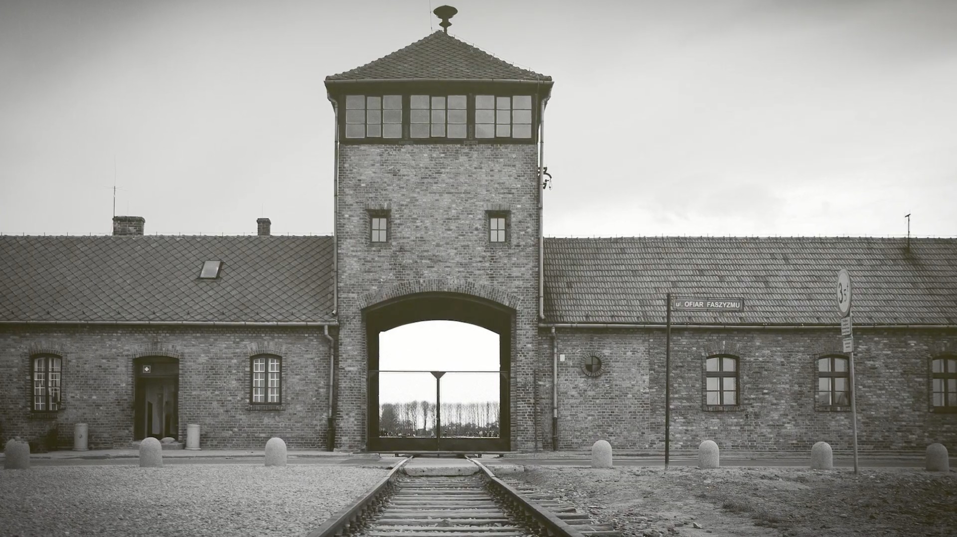 Zu sehen ist der Zugeingang in das KZ Lager Auschwitz, welches in Zeiten des Nationalsozialismus zu verheerenden Massenermordungen verwendet würde.